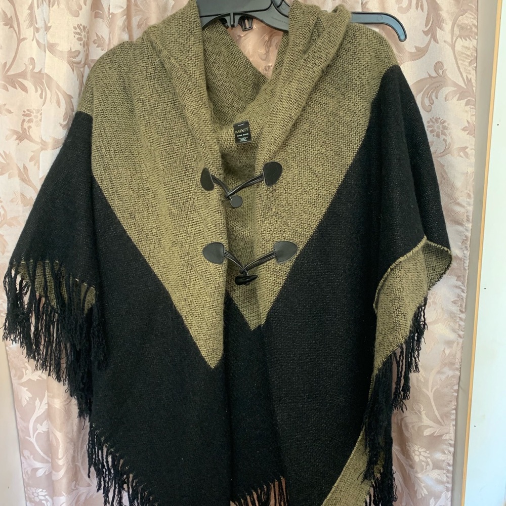 Brown/black poncho